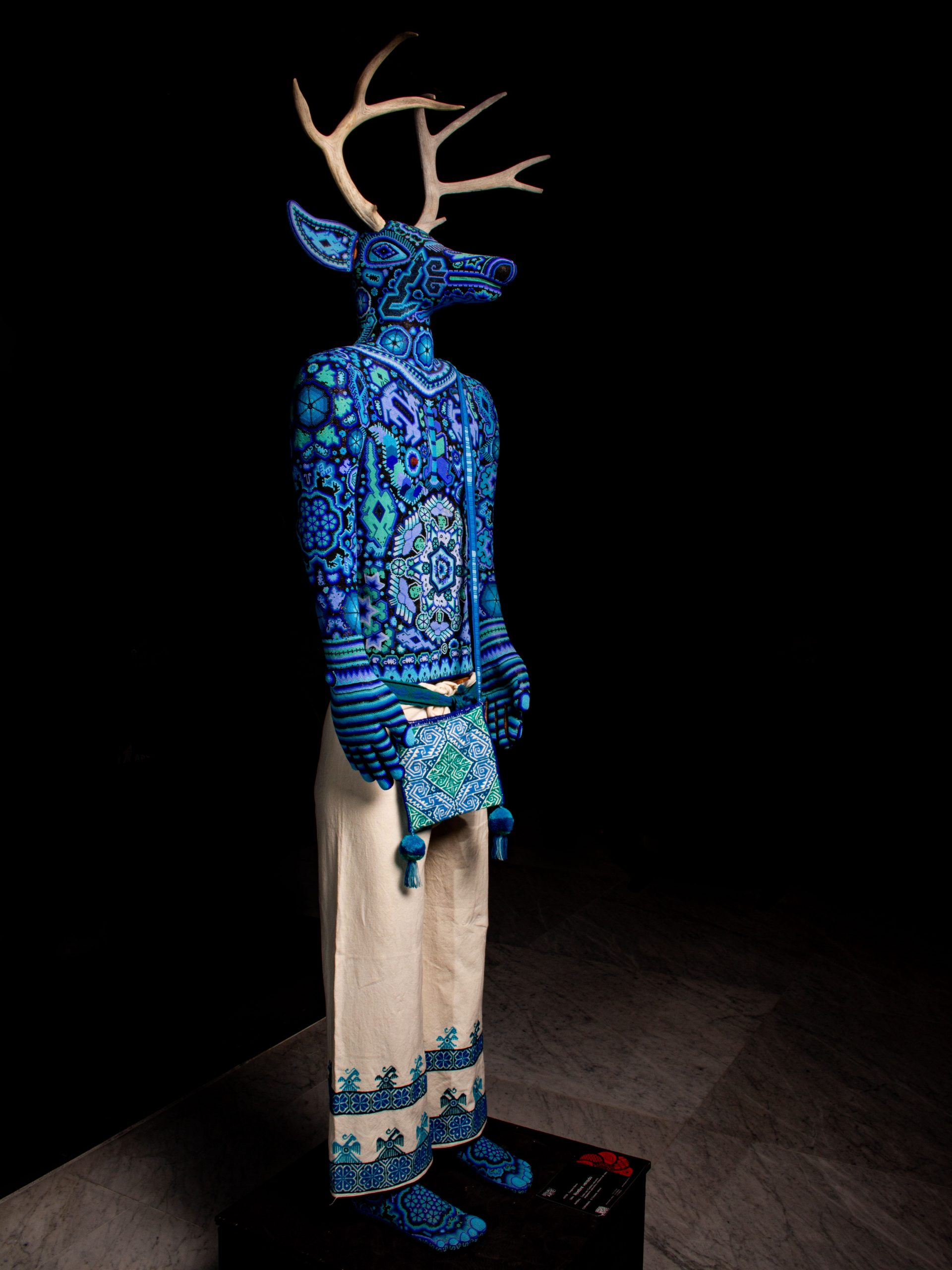 hombre-venado-chaquira-textil-bordado-wixarika-bienal-arte-huichol-yawi-viridiana-miron-octubre-2022-4